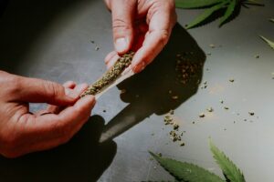 es ist zu sehen, wie zwei Hände einen Joint drehen.