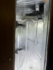 Einen Schrank zum Growschrank umzufunktionieren, ist mit ein wenig Handarbeit möglich. Hier sieht man einen umgestalteten Schrank.