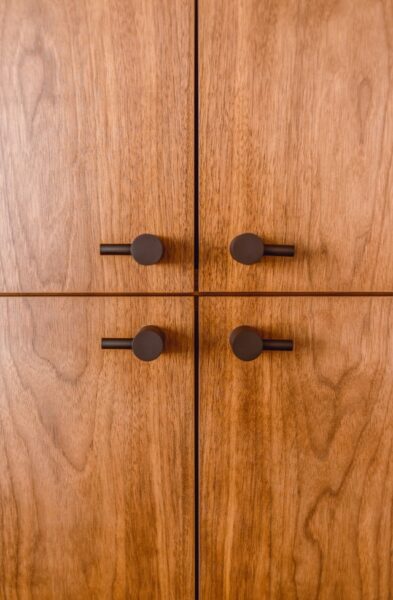 Ein brauner Schrank ist zu sehen. Vielleicht ein Growschrank?