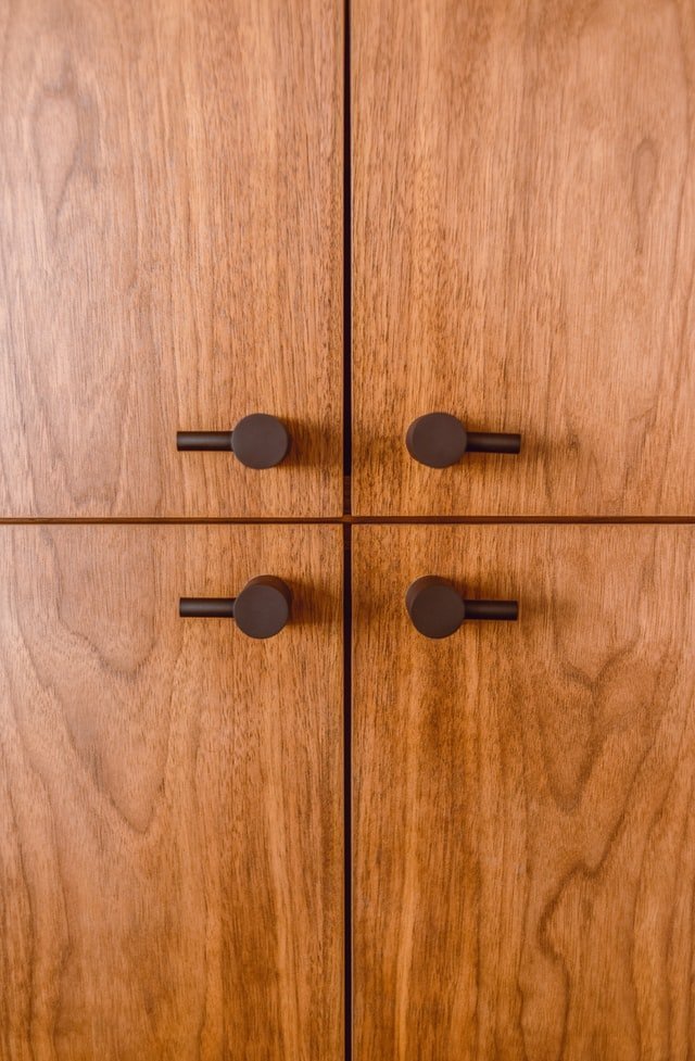 Ein brauner Schrank ist zu sehen. Vielleicht ein Growschrank?