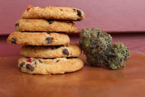 Medizinische Cannabisblüten können als Gebäck eingenommen werden. Foto: margo-amala-bc9DFiU7b00-unsplash