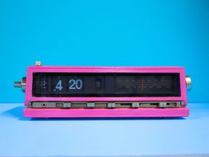 Ein Wecker mit 420 ist zu sehen.