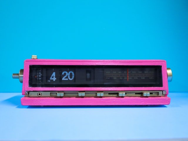 Ein Wecker mit 420 ist zu sehen.