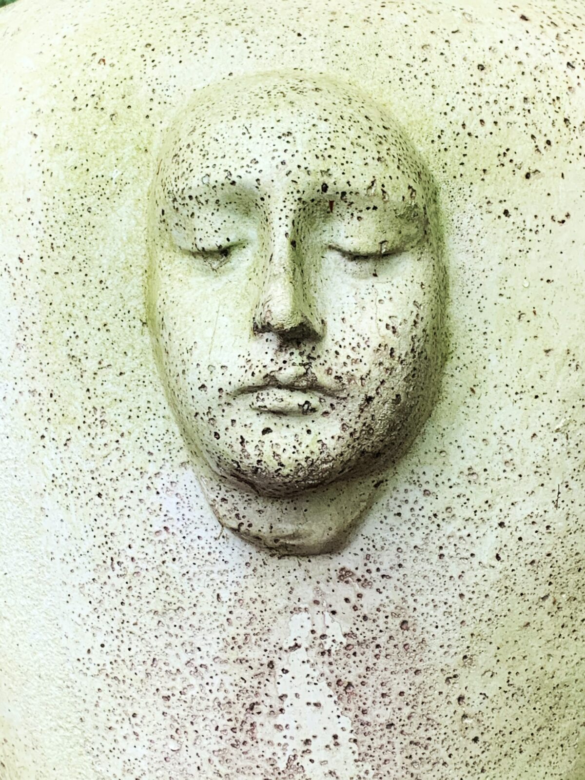 Eine Maske ist auf dem Bild zu sehen. Menschen mit posttraumatischen Belastungsstörungen tragen manchmal ebenfalls gefühlt eine Maske.