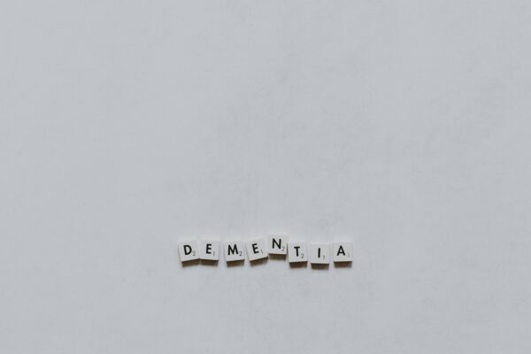 Das Wort Dementia- Demenz ist zu lesen.