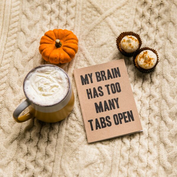 Ein Tasse mit Milch, ein Kürbis und zwei Pralinen sind zu sehen. Ebenso eine Karte auf der steht: My Brain has to many taps open. Das geschieht auch etwa wenn ein Gehirn unter Epilepsie leidet, es entlädt sich durch zu viele Reize.