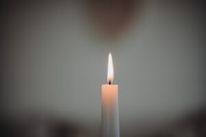 Eine weiße Kerze ist zu sehen. Mit Kerzen den CO2 Gehalt erhöhen? Möglich, aber gefährlich 