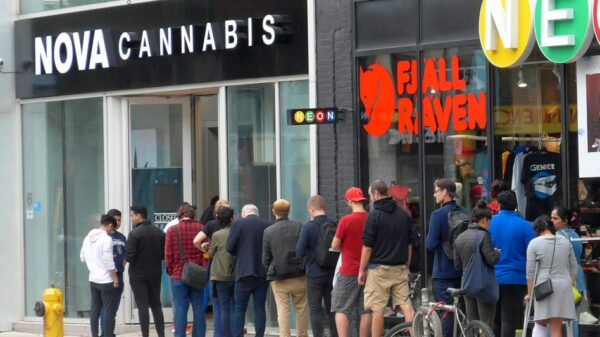 Warteschlange vor einem Cannabishop in Toronto. 