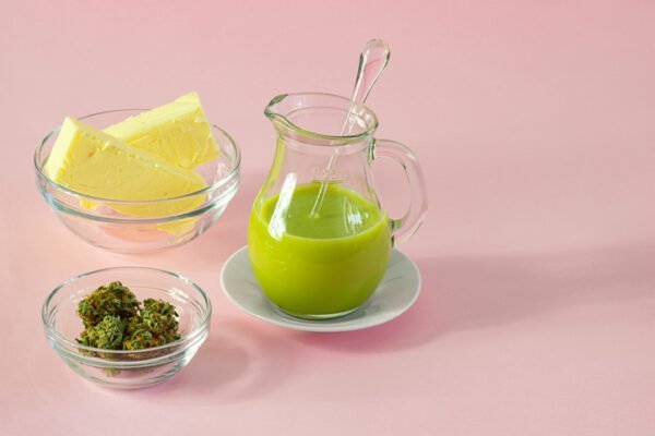 Cannabis verarbeiten, nach der Ernte kann man einiges aus Cannabis machen. Hier sind ein Cannabisblüten zu sehen, ein grünes Getränk und Butter.