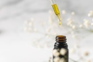 CBD Kosmetik in Form von Öl. Foto: Crystalweed auf Unsplash
