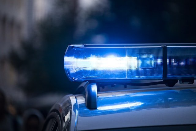 das Blaulicht eines Polizeiwagens ist zu sehen. Vielleicht das Zeichen für eine allgemeine Verkehrskontrolle