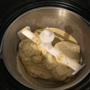 Eine Eismaschine mit Inhalt ist zu sehen. 