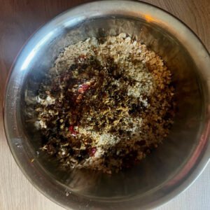 DIe verschiedenen Zutaten für die Energy Balls sind in deiner Metallschüssel vermischt. 