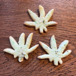 Auf dem Bild sind drei selbst gemachten Butterplätzchen in Hanfform zu sehen. Leckere selbst gemachte Hanfplätzchen