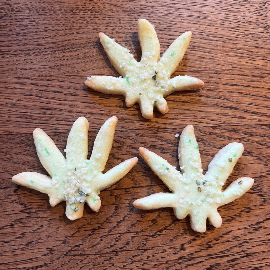 Auf dem Bild sind drei selbst gemachten Butterplätzchen in Hanfform zu sehen. Leckere selbst gemachte Hanfplätzchen