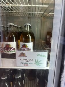 Eine Cannabis Kombucha Flasche in einem Kühlschrank