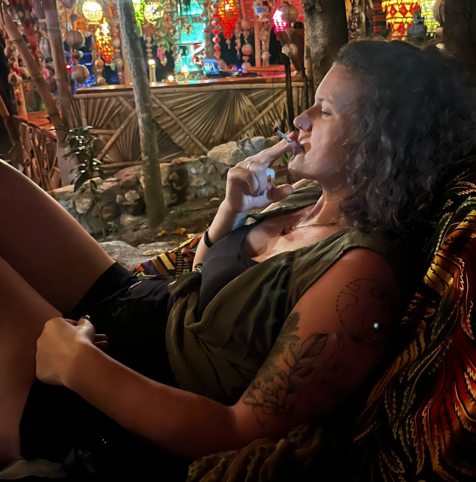 Cannabis in Thailand- auf diesem Bild zieht Mila Grün an einem Joint, in einer Bar