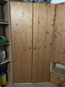 Ein Holzschrank ist zu sehen.