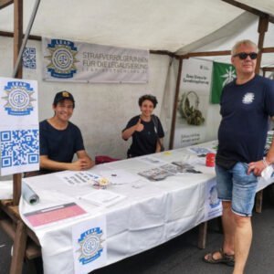 Daniela Kreher mit dem Infostand von LEAP- Deutschland e.V. auf der Hanfparade in Berlin, im Jahre 2022