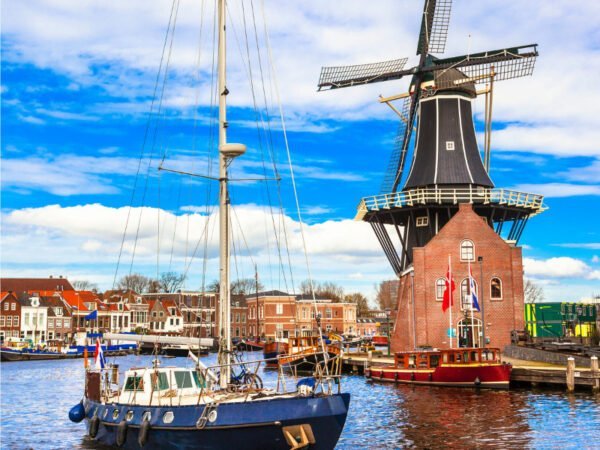 Eine Mühle und ein Schiff in Holland.