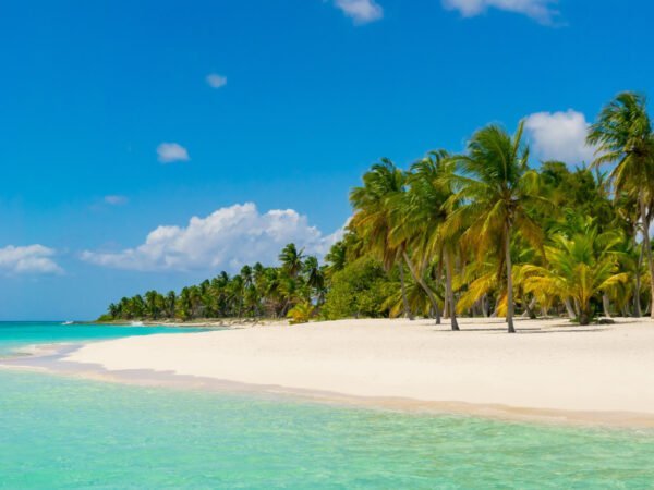 Ein traumhafte Insel mit türkisem Meer und feinem Sandstrand