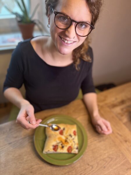 Mila gibt die Weedbutter über die Focaccia