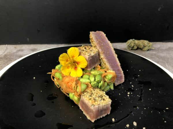 Yellowfin Thunfisch-Steak in Hanfsamenkruste