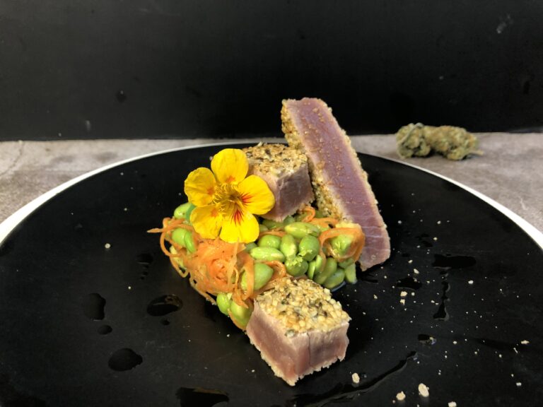 Yellowfin Thunfisch-Steak in Hanfsamenkruste