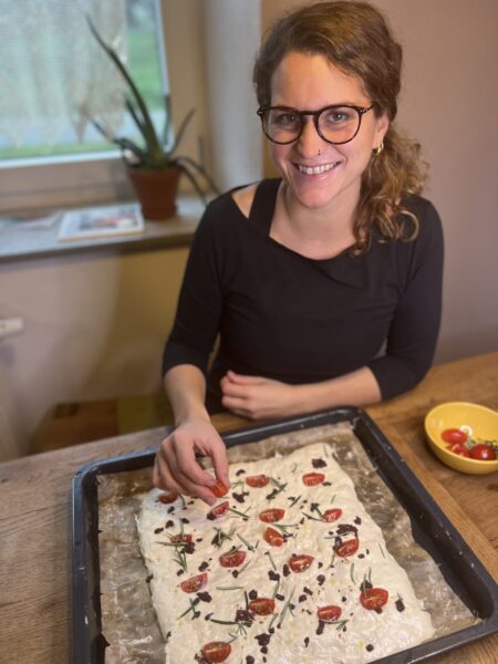 Mila Grün belegt den Focaccia alla Cannabis Hefeteig