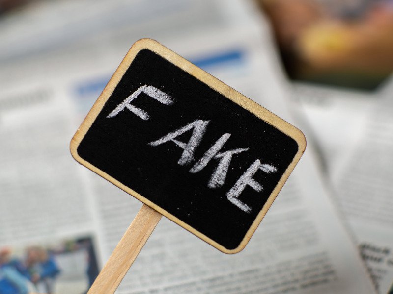 Ein Schild mit der Aufschrift Fake