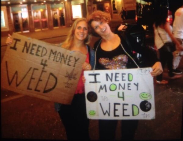 Mila in den USA mit einem Schild: I need Money for weed