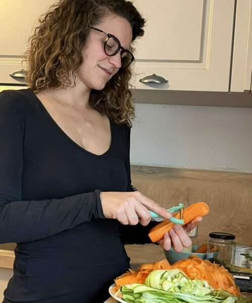 Mila schneidet Gemüse für die Weed-Gemüse-Quiche
