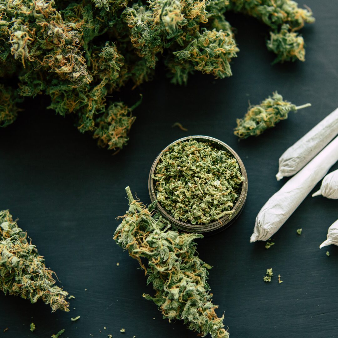 Cannabisblüten und Joints