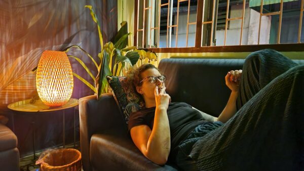 Mila chillend im Amèlie Cannabis Store in Bangkok