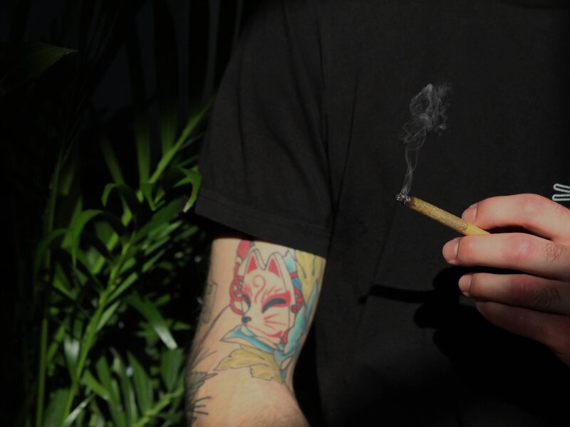 Ein Mann mit einem Joint in der Hand