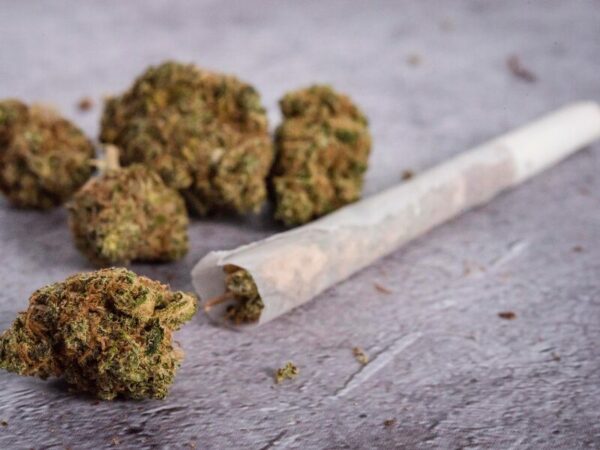 Weed mit einem Joint