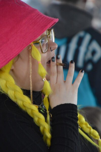 Maama Ganja zieht am Joint