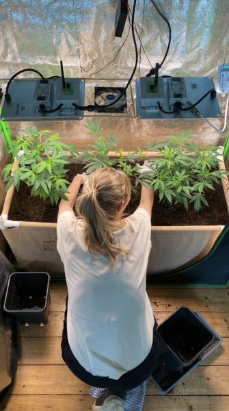 Wenke vor ihrem Living Soil Grow