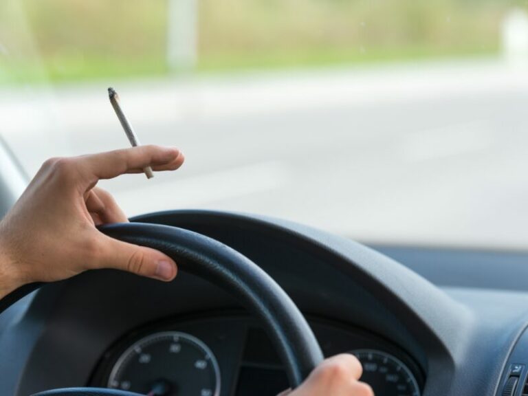 Cannabis und Autofahren: Wie lange nach dem Konsum warten?