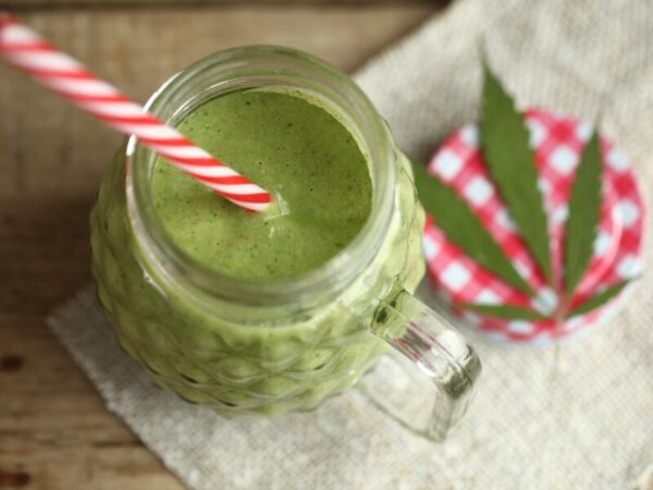 ein grüner Smoothie mit Cannabisblättern