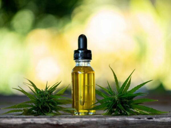 Ein Fläschen mit Cannabis Öl 