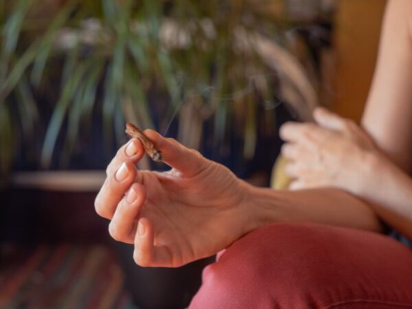 Cannabis rauchen- eine Frau hält einen Joint in der Hand
