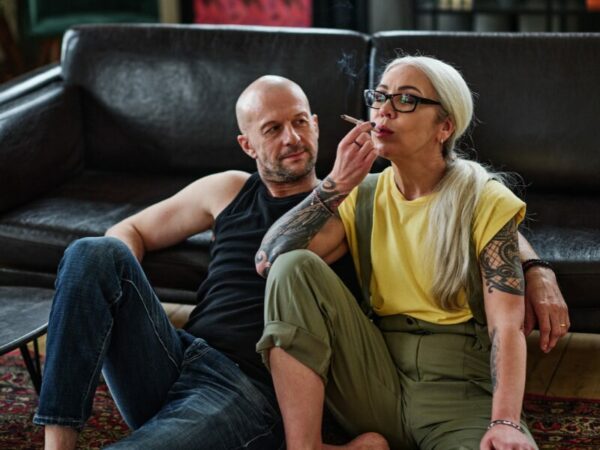 Ein Mann und eine Frau teilen sich einen Joint
