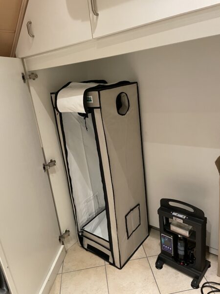 Die aufgebaute Mini-Growbox im Schrank.