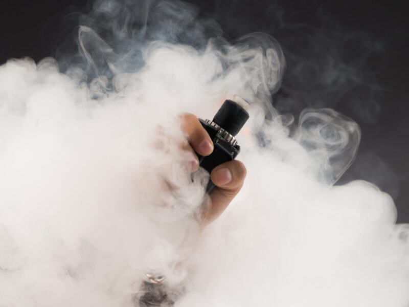 Vaping in der Öffentlichkeit kann bad verboten sein.