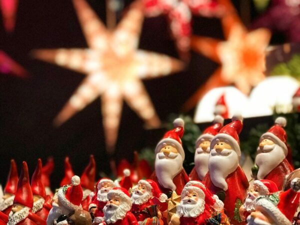 Nikolausfiguren auf Weihnachtsmarkt. Ist Cannabis auf Weihnachtsmärkten verboten?