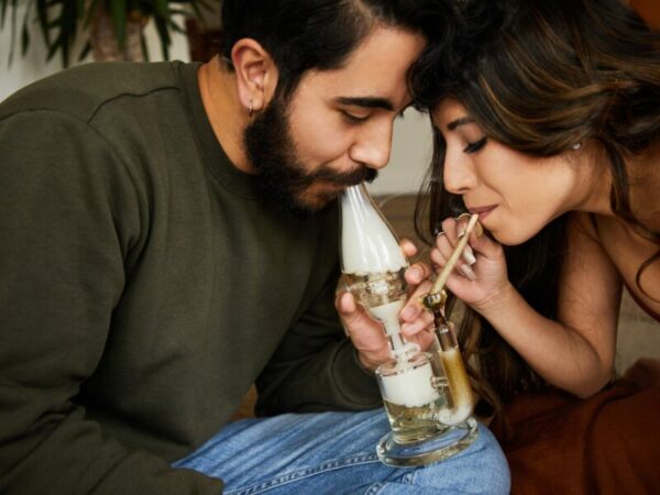 Wie beeinflusst Cannabis eine gemeinsame Beziehung? Hier sieht man ein Paar, dass gemeinsam dapped.