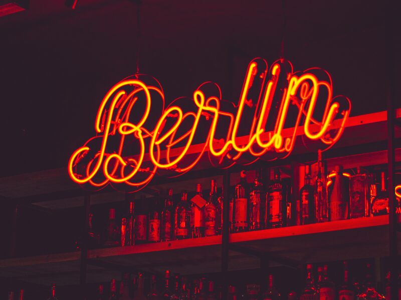 Cannabis-Fachgeschäfte sollen bald ihre Türen in Berlin öffnen. Ein Reklameschriftzug: Berlin