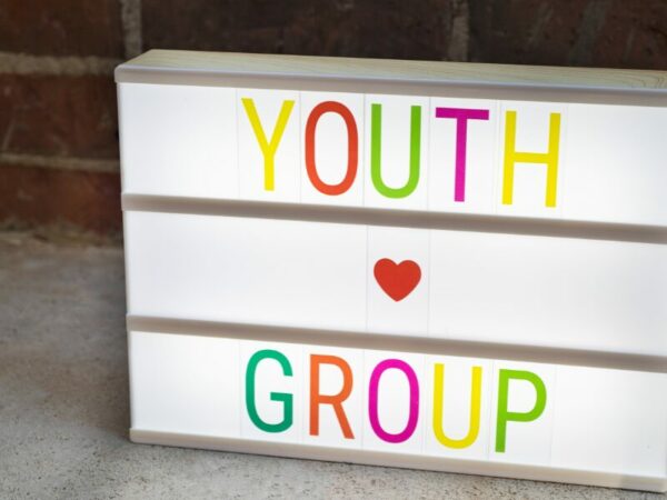 Kinder - und Jugendschutz im CanG. nicht ausreichend ausgearbeitet? Ein Schild mit Youth