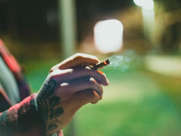 Cannabis verdampfen vs. Cannabis rauchen - hier sieht man eine Hand mit einem Joint. 